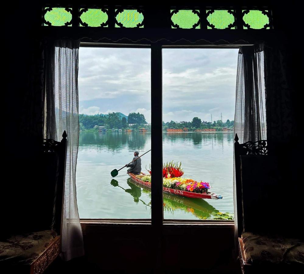 Houseboat Lily Of Nageen Srīnagar Extérieur photo