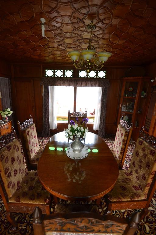 Houseboat Lily Of Nageen Srīnagar Extérieur photo