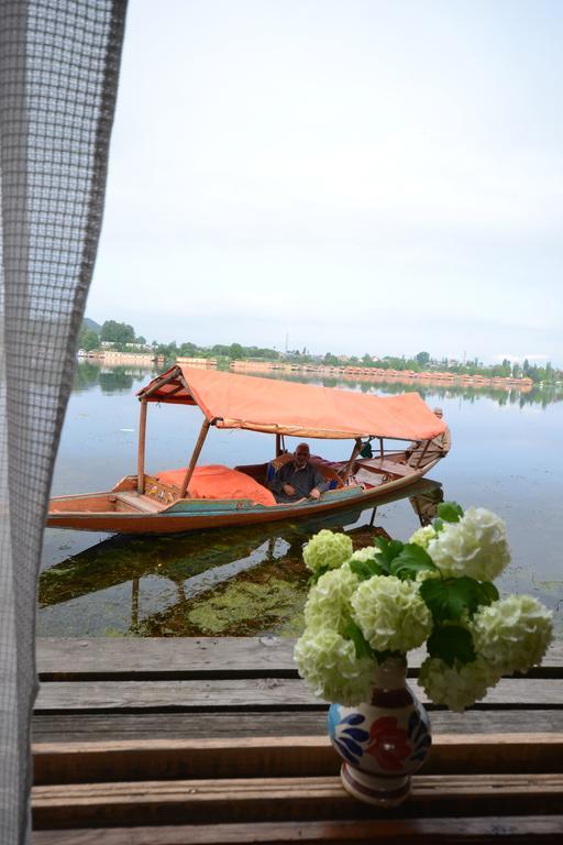 Houseboat Lily Of Nageen Srīnagar Extérieur photo