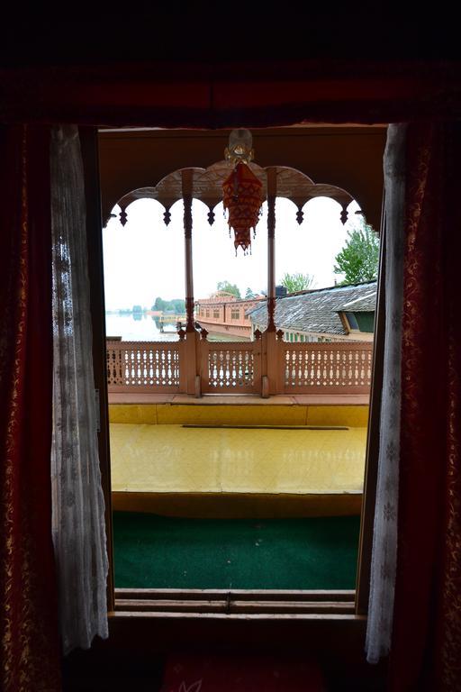 Houseboat Lily Of Nageen Srīnagar Extérieur photo
