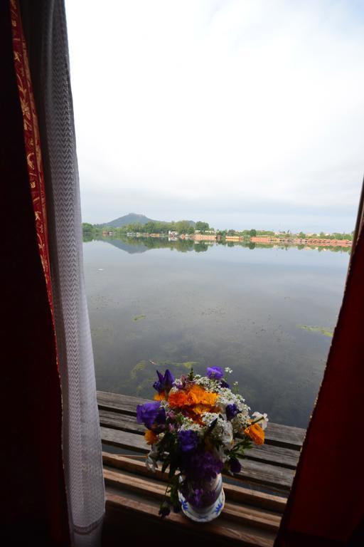 Houseboat Lily Of Nageen Srīnagar Extérieur photo